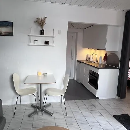 Cozy With Terrace Close To Downtown
