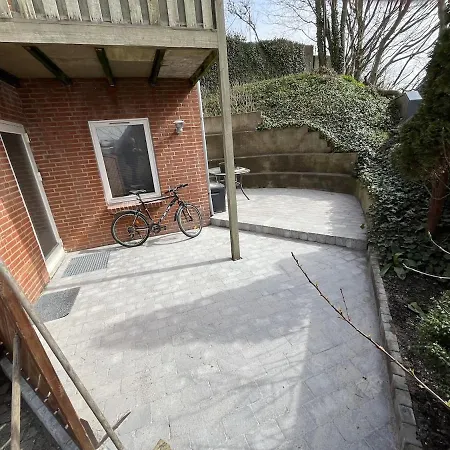 Cozy With Terrace Close To Downtown